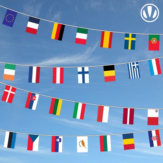 Vlaggenlijn met 27 Europese Unie Landen vlaggen