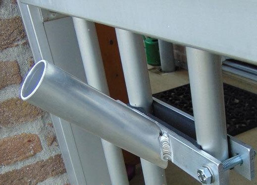 Vlaggenstokhouder balkon voor spijlenhek | Aluminium