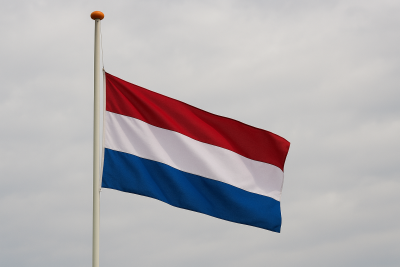Wanneer moet de vlag halfstok op 4 mei?